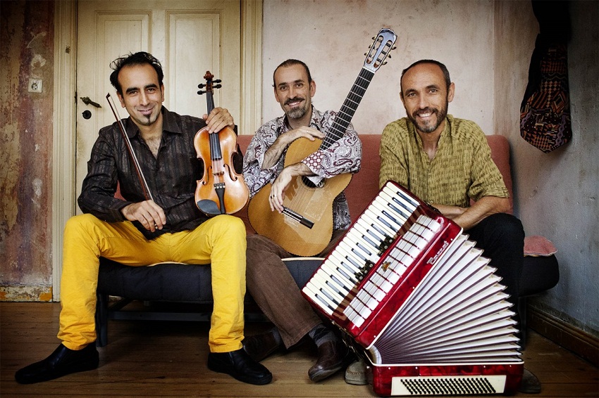 The Zingaros trio, with Alex Garate at the right, accordion in hand (photo Zingaros.com.ar)