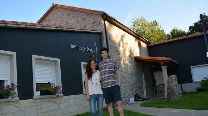 Oihana Chico y Julen Lizartza frente al Santiago Bidea