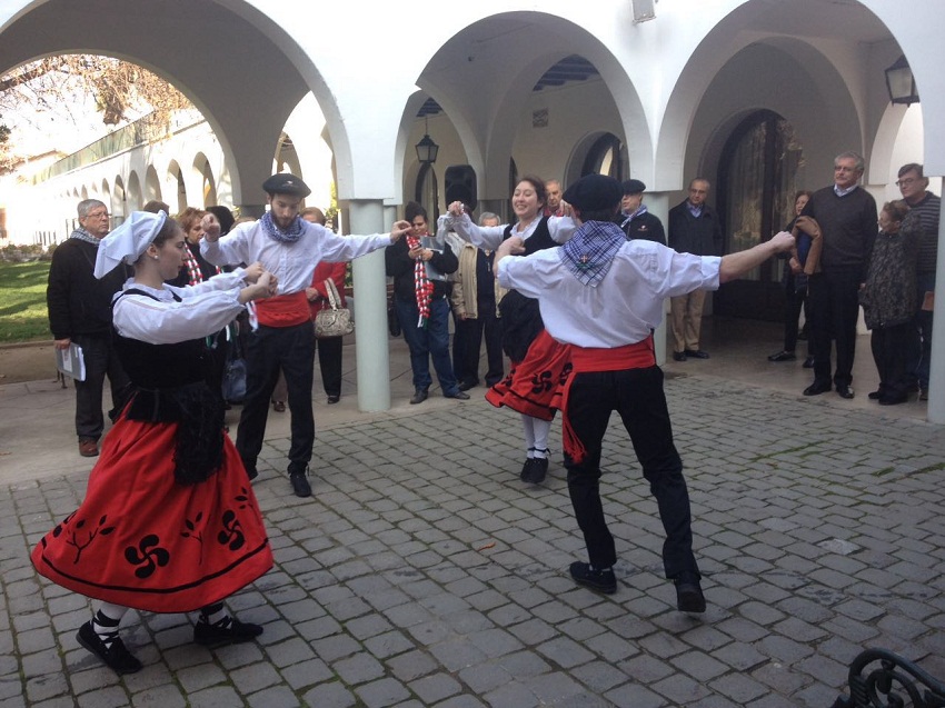 Dantzaris de Colectividad Vasca de Chile festejando el 9º aniversario del centro (foto Colectividad Vasca de Chile)