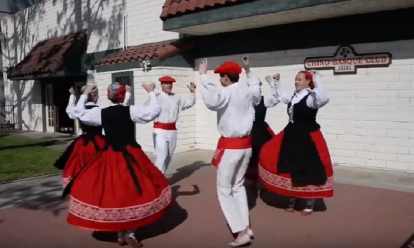 Los dantzaris del Chino Basque Club en el videoclip "Maletak" de Kepa Junkera