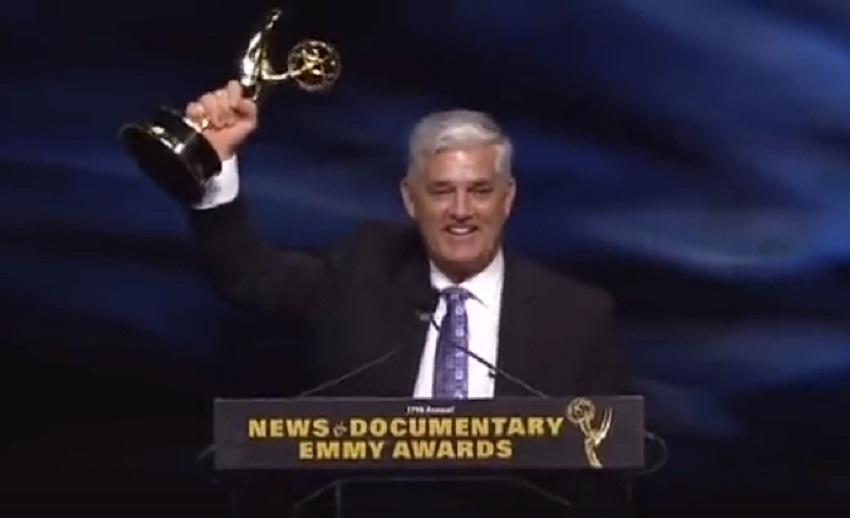 Ricardo Arambarri, hijo de gernikarras, recibiendo el premio Emmy 2016 al mejor reportaje periodístico