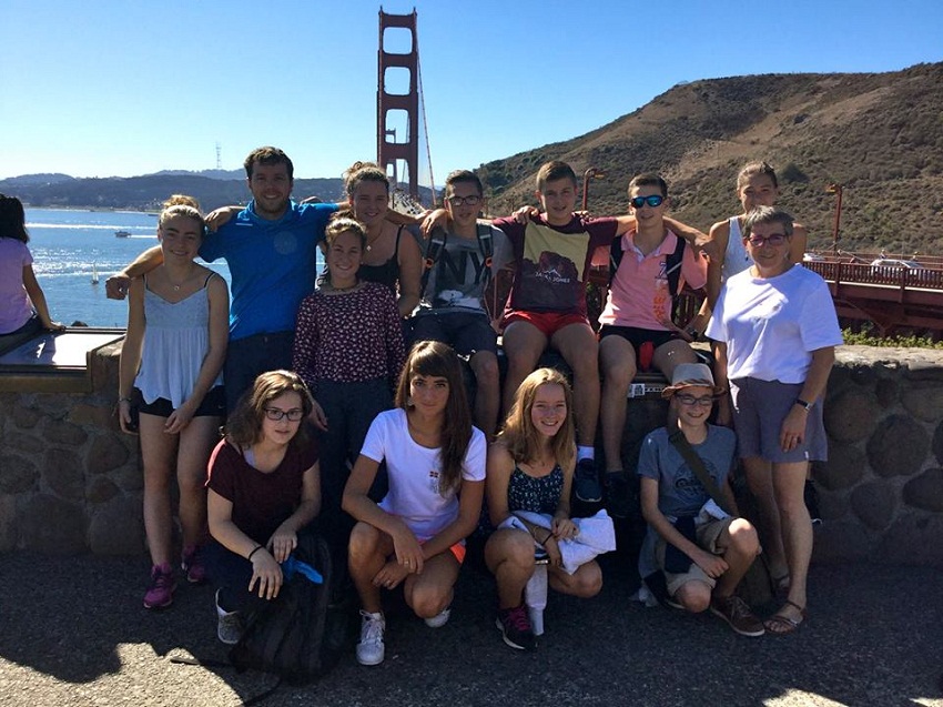 Students from "Arbasoen ildotik" who recently arrived in San Francisco, posing in front of the famous Gold Gate Bridge (photo Arbasoen Ildotik Facebook)