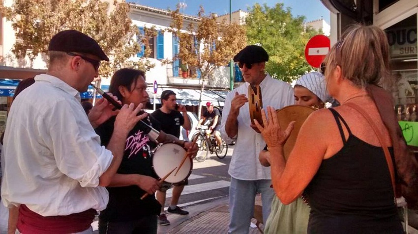 Los músicos de Dangiliske en la kalejira por las calles de Palma (foto Mallorca EE)