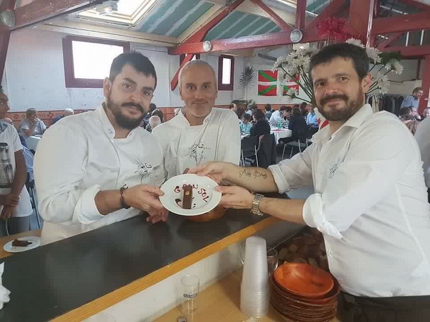 El equipo de cocineros del Gran Sol de Hondarribi, liderados por Bixente Muñoz, en Eskual Etxea de París (foto París CV)