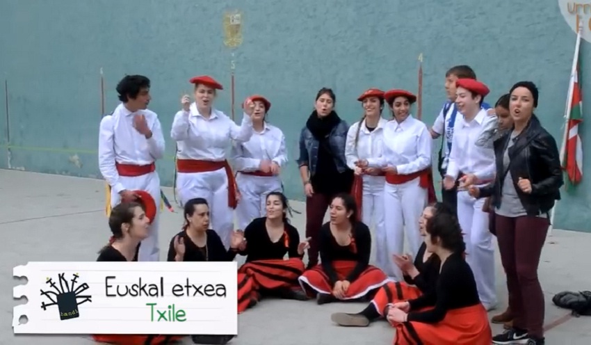 Los dantzaris del grupo Itxaropen Gaztea de Santiago de Chile, en el videoclip
