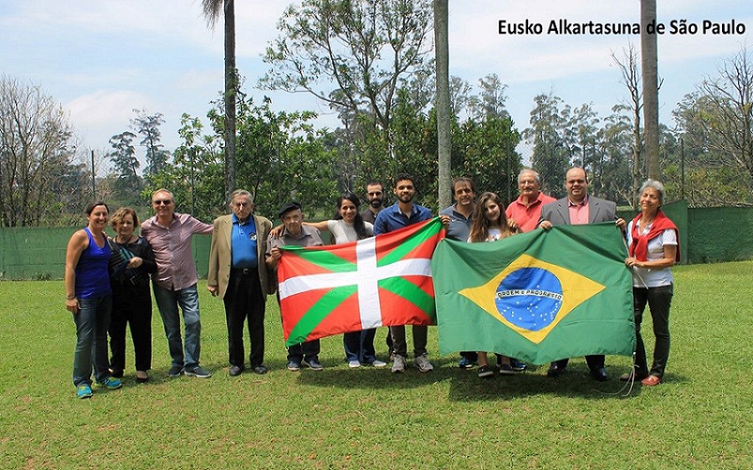 Izaskun Kortazar, a la izquierda, de azul, junto a varios miembros de la Euskal Etxea Eusko Alkartasuna de Sao Paulo (foto IKortazar)