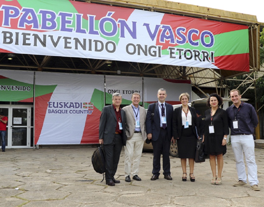 La delegación vasca en la inauguración del Pabellón Vasco (foto Diputación Foral de Gipuzkoa)
