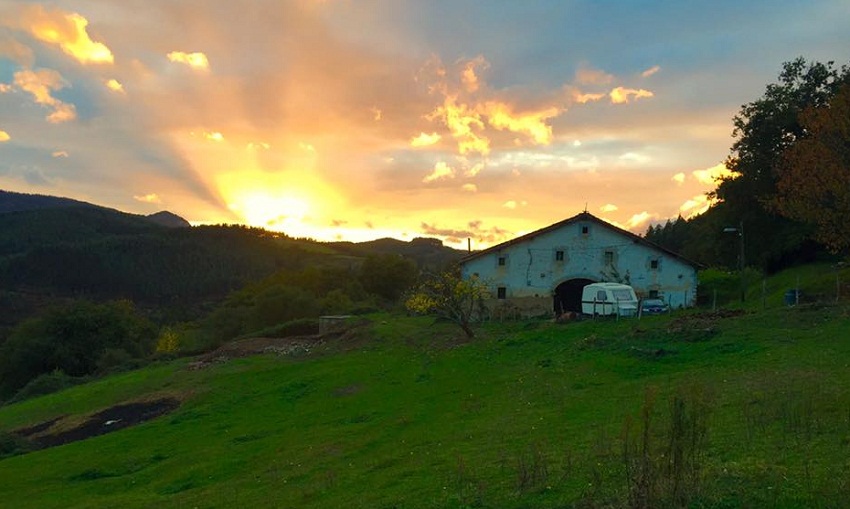 Sunset behind the Olabe Baserri in Bedarona (photo Olabe Project)