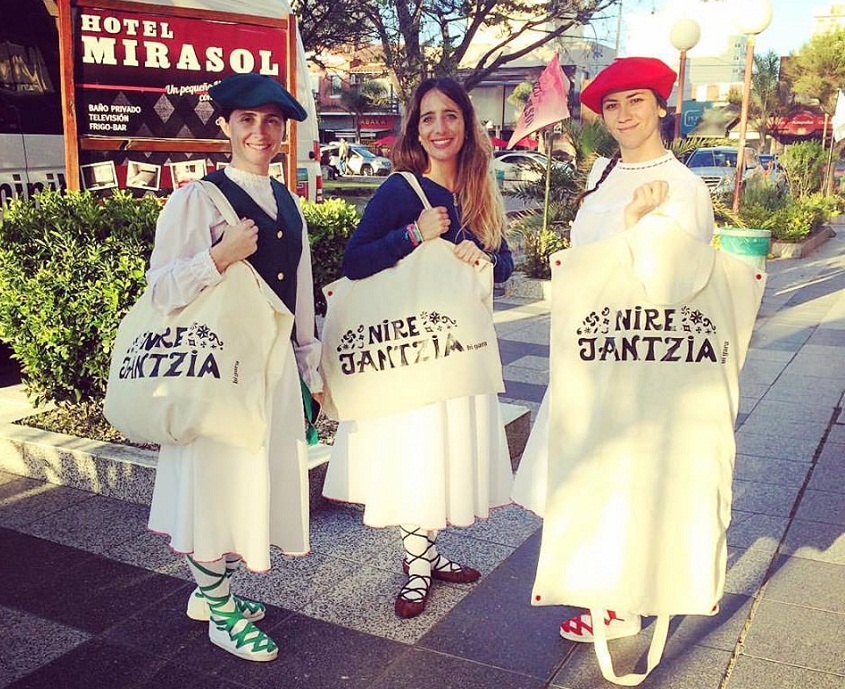 The garment bag by Bi Gara was a huge success among dantzaris at Semana Nacional Vasca, Argentina in Necochea this year (photoBiGara) 