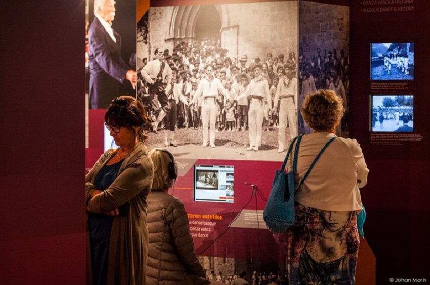 Visitors to Soka, the multimedia exhibit about Basque dance (photoEKE) 
