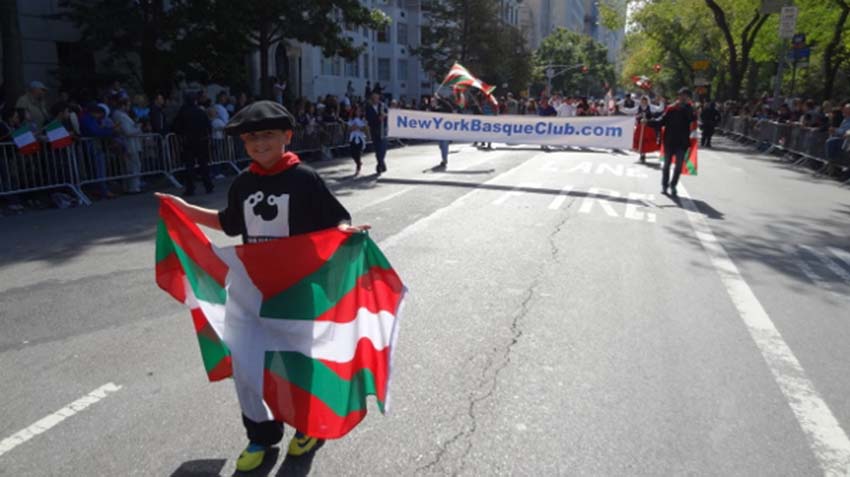 Members and friends of EENY parading and celebrating the Club's Centennial, Columbus Day Parade, October 2013 (photo EuskalKultura.com)