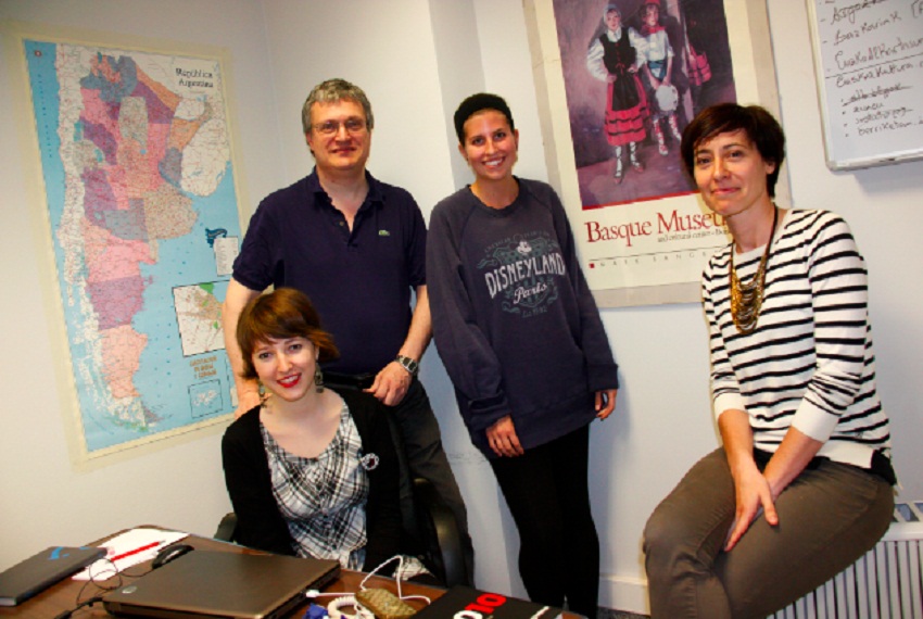 Bego Miñaur (first on the right) in a photo taken in the office in 2013.  Having an office, allowed us to have interns and collaborators s, among other things (photo BasqueTribune.com)