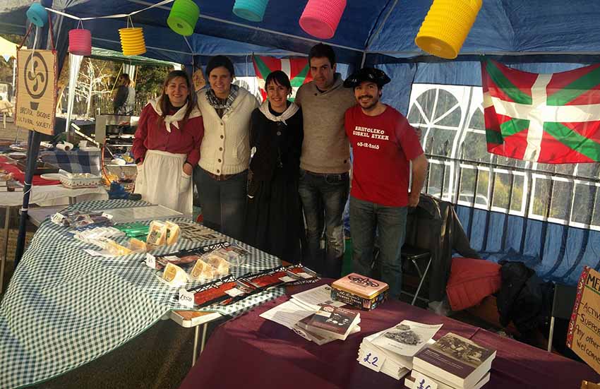 Stand instalado por Euskal Etxea de Bristol en el Mercado de Navidad de Clifton en diciembre 2016