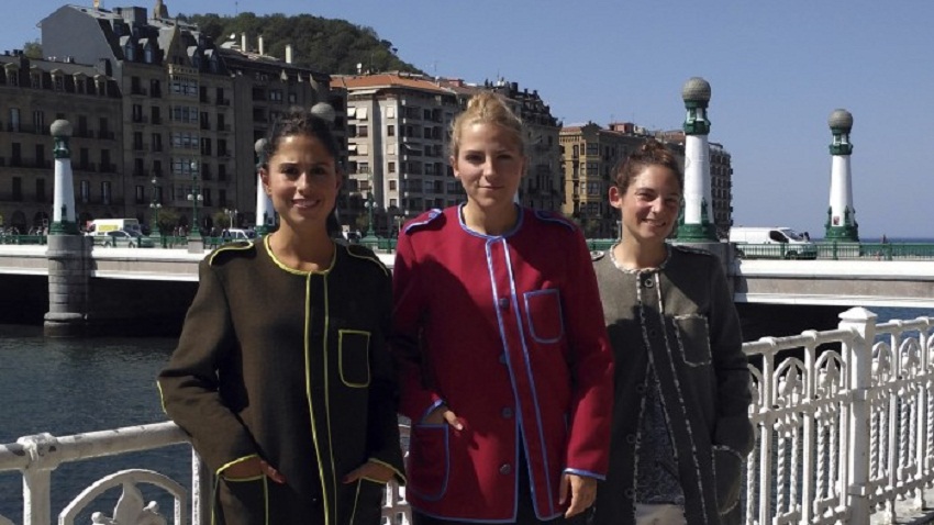 Oihane Pardo on the right along with collaborators in Amarenak, showing their designs (photoAmarenak) 