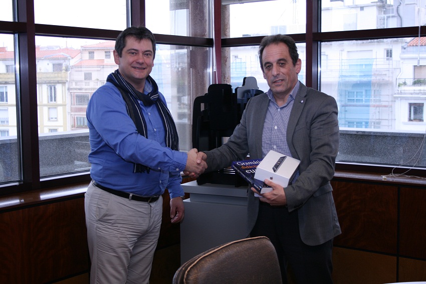 El ganador Kepa Ramos, izquierda, recogiendo el premio de manos del director de HABE Joseba Erkizia (foto HABE)