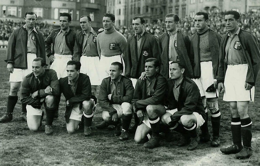 Los jugadores del equipo "Euzkadi" antes de su partido en Praga