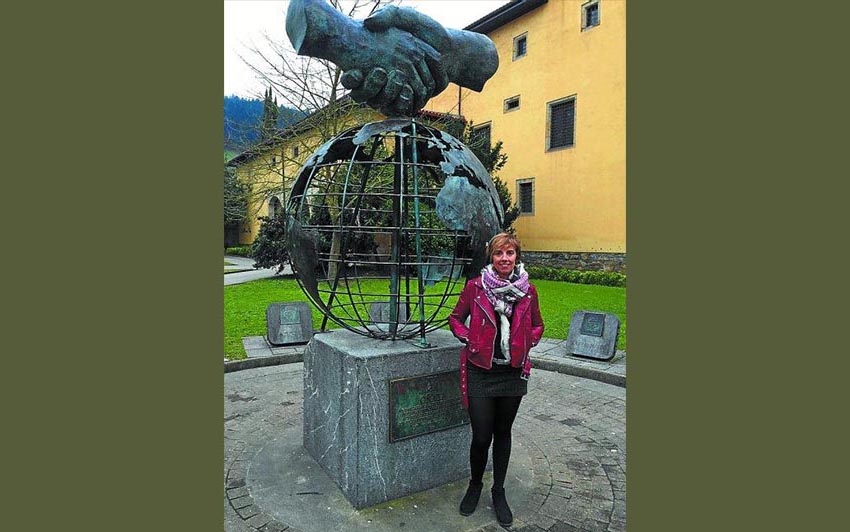 La responsable, Susana Arrese, junto a la bola del mundo del monumento a los hermanamientos que tiene Onati en el mundo (foto Marian González-DV)