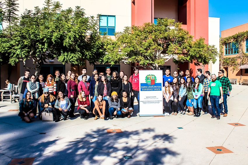 Los estudiantes de la Universidad de Santa Barbara-California, celebrando el Día del Euskera (foto Iker Arranz)