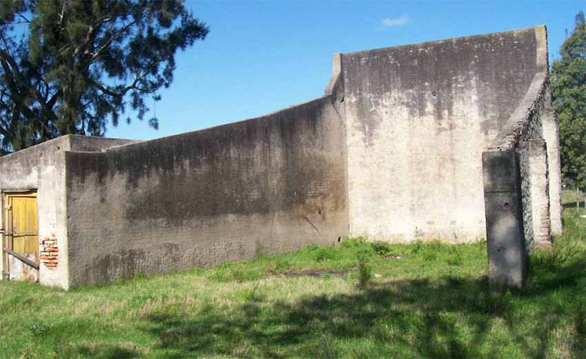 Cancha de pelota abandonada en Goñi (foto Danilo Bene)