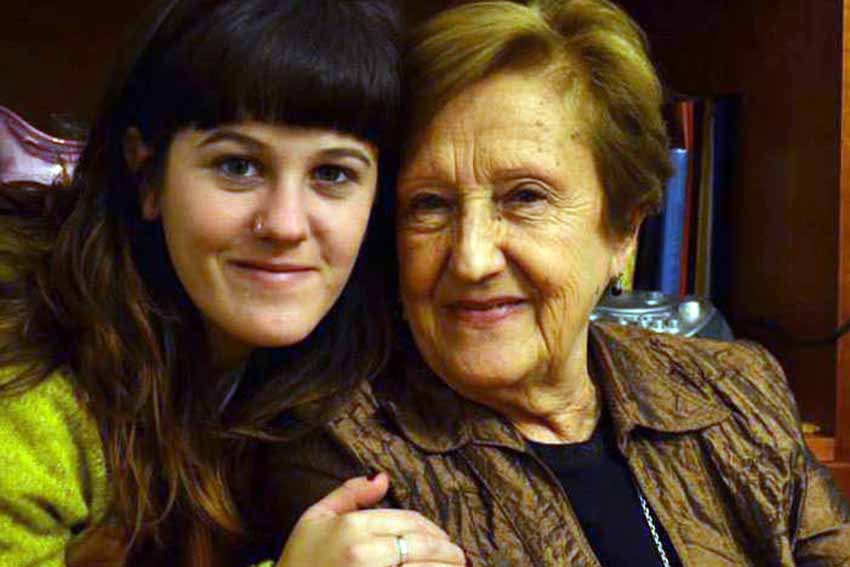 Anamari con su amona Olga, fallecida hace 10 meses. "Todo está aún a flor de piel. La amona Olga era la transmisora de la historia familiar, tenía todo documentado y gracias a ella hoy podemos dar testimonio", asegura Mariana Dominé, madre de Anamari