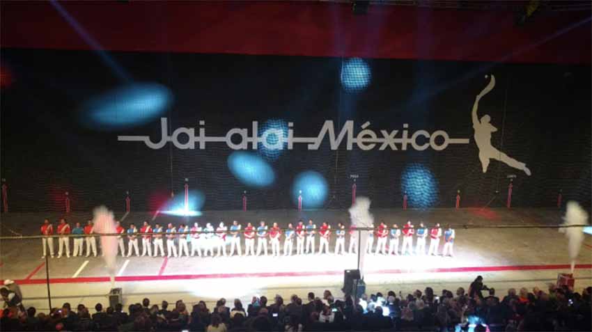 Aspecto del fróntón México el pasado viernes, con el cuadro de pelotaris al completo al inicio de la gala (foto El Desmarque)