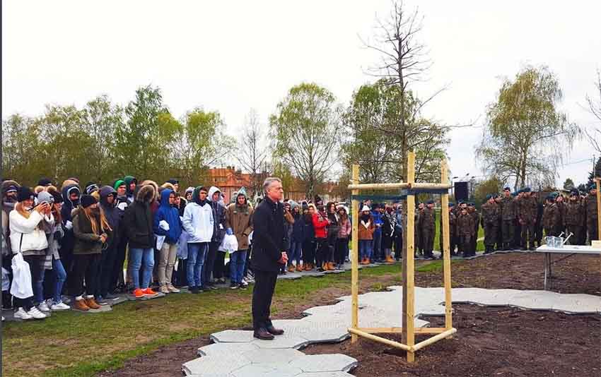 Urkullu in Auschwitz: Planting a sapling of the Tree of Gernika (photoIrekia) 