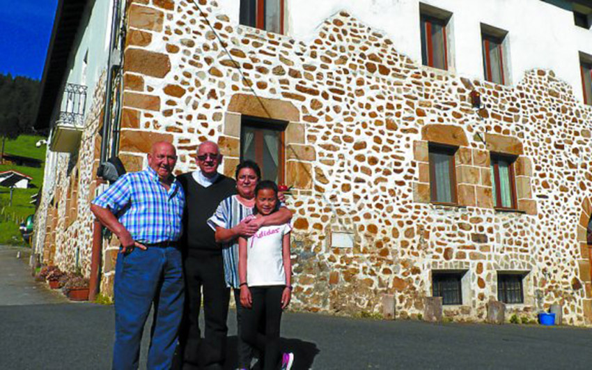 Emotional visit of the Cuban Bishop to Erraizabal, farmhouse in Legazpi where his father was born (photoDV) 