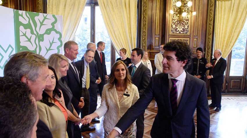 Deputy General of Bizkaia, Unai Rementeria, greeting the delegation from Idaho at the Provincial Palace