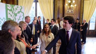 El diputado general de Bizkaia, Unai Rementeria, saluda a los representantes idahoenses en el Palacio Foral