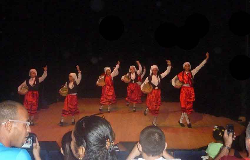 Debut de las dantzaris de la Asociación Vasco Navarra de Beneficencia de La Habana ayer jueves