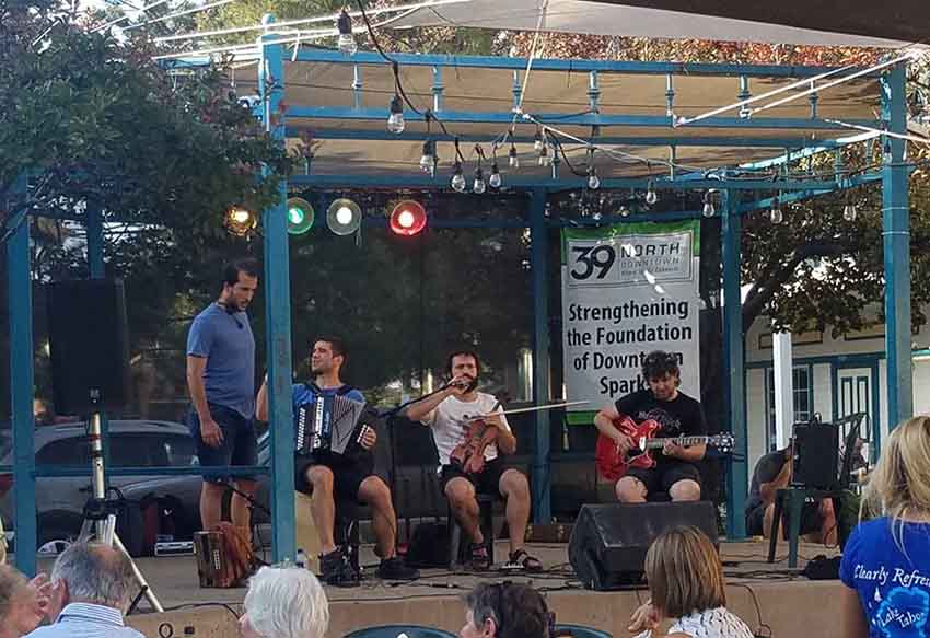 El grupo Errebal ayer durante su actuación en la Victorian Square de Reno-Sparks, en Nevada (foto Lisa Corcostegui)