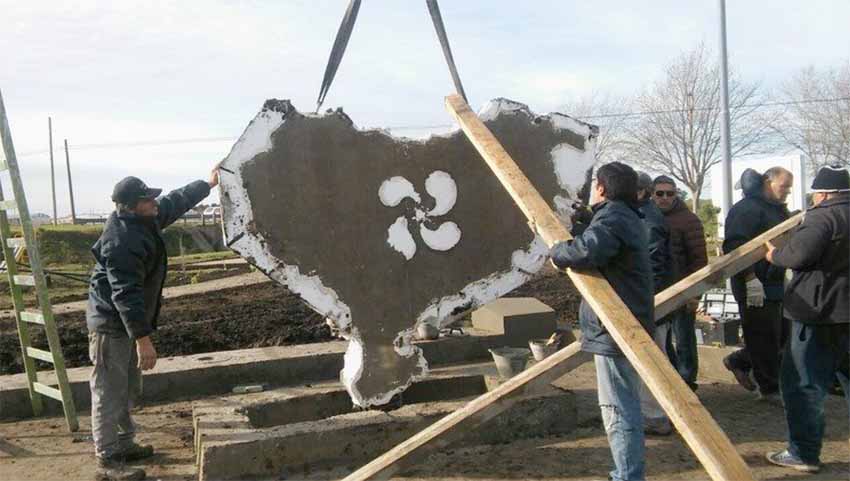 It took a crane to hang the sculpture that will adorn the Basque Plaza (photo Lu24 - Radio Tres Arroyos)