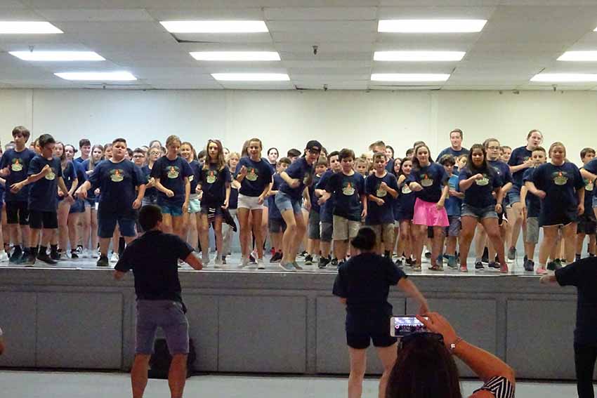 Los jóvenes de Udaleku 2017 cantando y bailando una coreografía sobre "Euskaraz bizi nahi dut" de Esne Beltza (foto EuskalKultura.com)