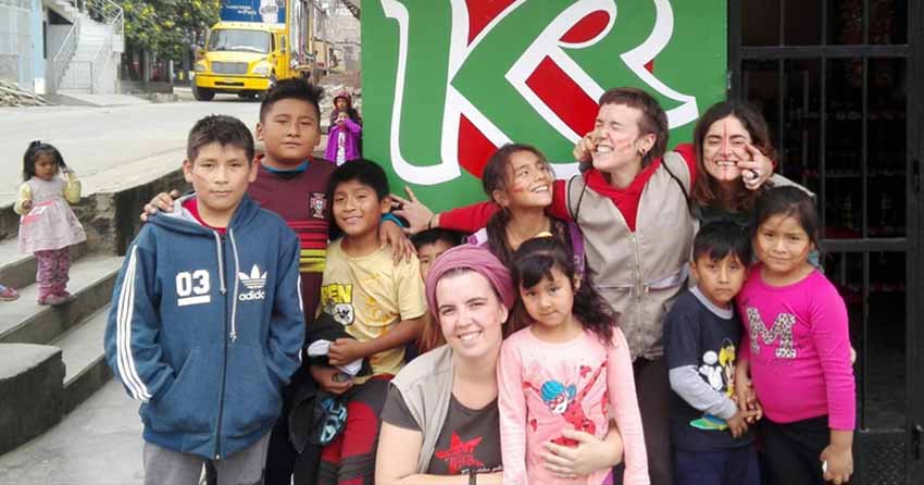 Grupo de niños y niñas de Lurigancho, en Perú, con jóvenes cooperantes del programa 