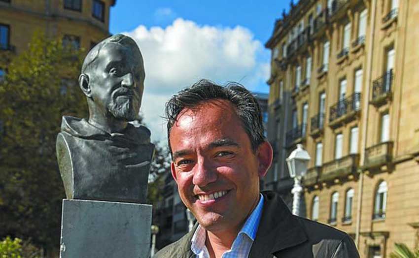 El pianista donostiarra Josu Okiñena junto al busto de Aita Donostia en pleno centro de la capital guipuzcoana (foto Michelena-DV)