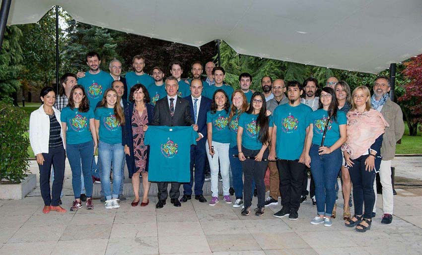 Los jóvenes participantes en la edición del pasado año de Gaztemundu en la visita que giraron a Ajuria-Enea
