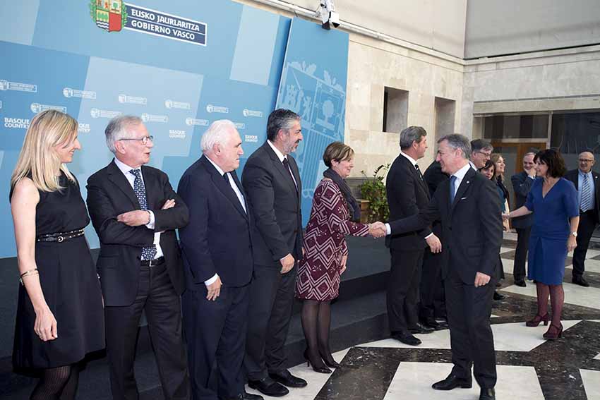 Lehendakari Urkullu greeting members of the Foreign Action Advisory Board (photoIrekia) 