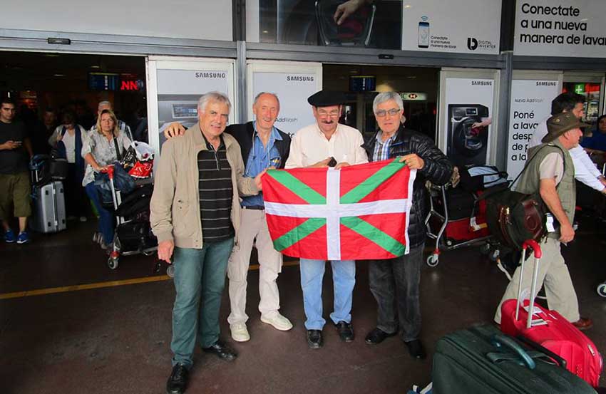Beñat Chaubadindeguy, Jean-Louis Bergara, Luis Echegaray and Michel Etcheverry yesterday at the airport in Ezeiza