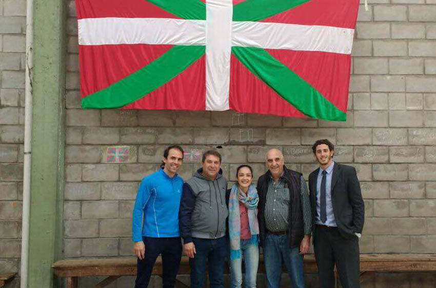Joseba Bilbao, Gabriel Kunz, Graciana Maizzani, Carlos Bilbao and Damian Unibaso during their visit to the Euzko Etxea in Necochea (phot Econaranja.info)