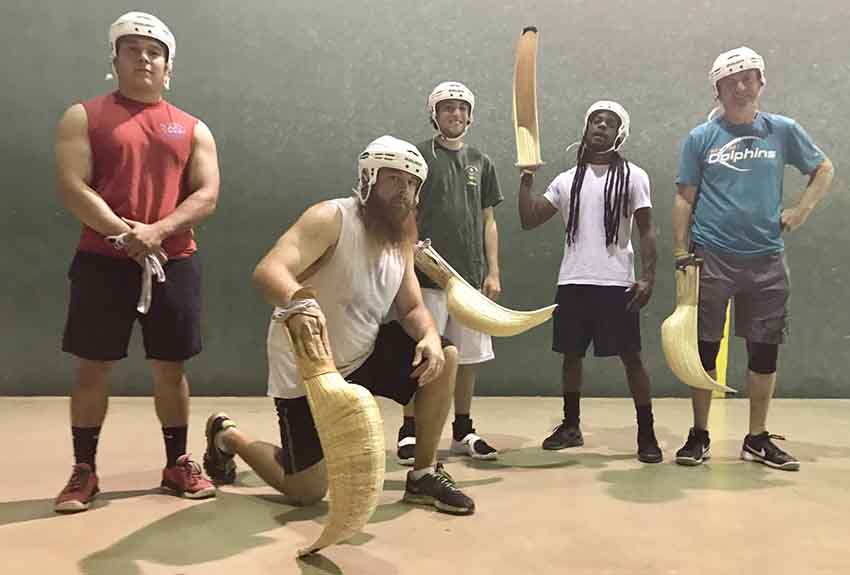 Juan Ramón Arrasate (a la derecha), con sus alumnos de pelota (foto Pablo de Llano-El País)