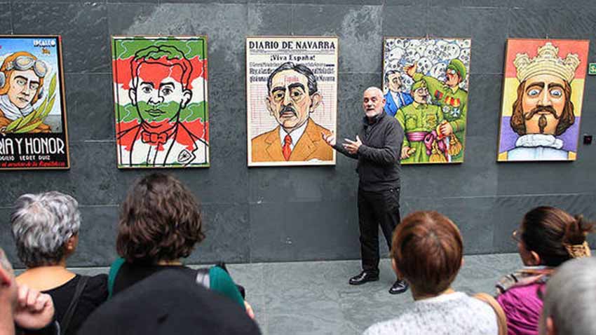 Jose Ramon Urtasun explains the exhibit when it was at the Parliament of Navarre (photo Bergasa-DNN)