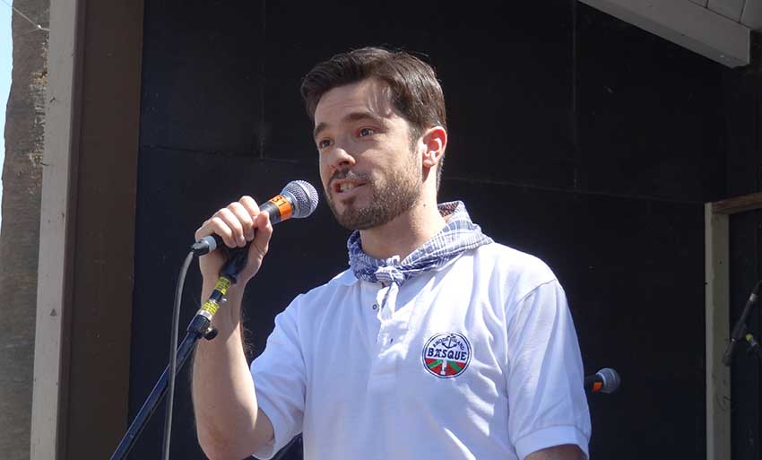 Ander Caballero Barturen en una imagen de archivo dirigiéndose al público de una fiesta vasca en California (foto EuskalKultura.com)