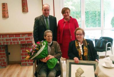 The “child of war,” Paulita Lopez Gonzalez, recently returned from Russia and living back home today in Trapagaran, during her visit from Gorka Alvarez Aranbur (BG) and Isabel Sanchez Robles (Bizkaia), photo Irekia