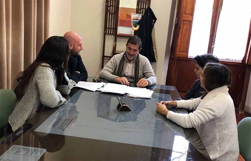 Un momento del encuentro con el intendente Foulkes (en el medio), con Imanol y Rocío Basterra a la derecha (foto Instagram Jose Foulkes)