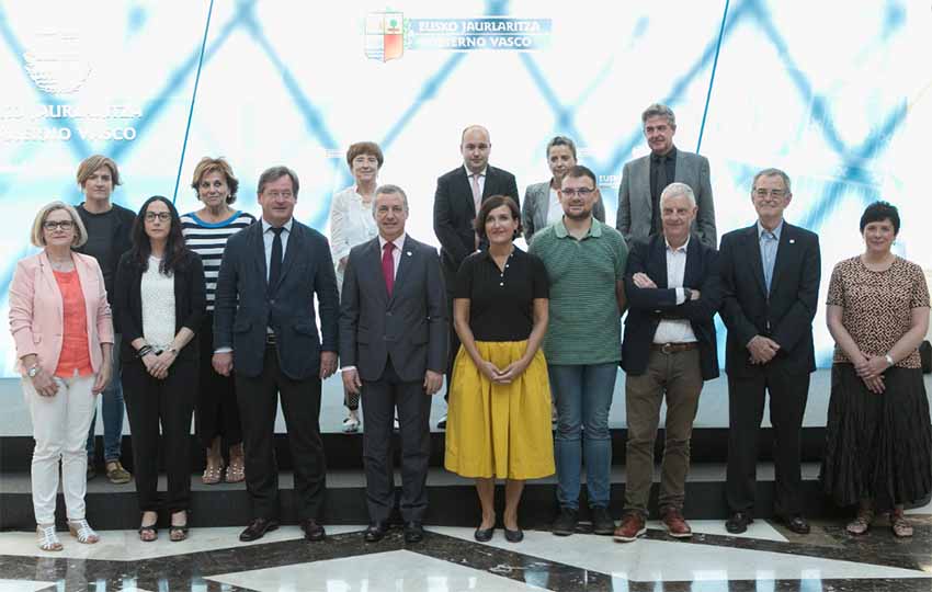 Imagen de los participantes en la reunión del Patronato del Instituto Vasco Etxepare el pasado miércoles en Lehendakaritza (foto Irekia)