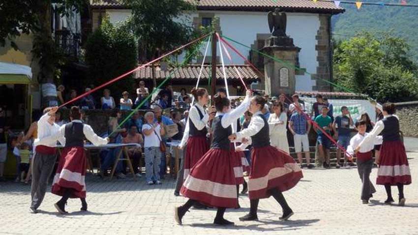 Dantzaris del grupo local Aitzaga bailan tras el Txupinazo que daba inicio a las fiestas 2018 de Iturmendi. Navarra (foto Nrea Mazkiaran-DNN)
