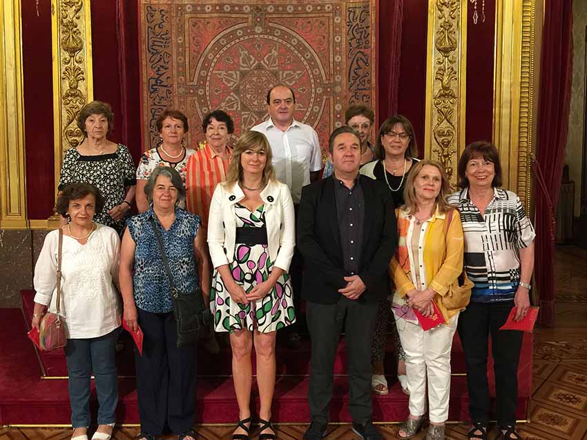 Ana Ollo and the director of Communication Pello Pellejero with a delegation of the Centro Navarro in Mendoza in an archive image