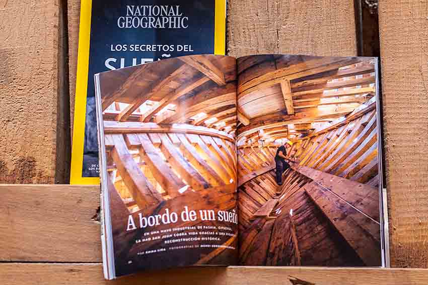 Número de agosto de la revista National Geographic, con 24 páginas dedicadas a Albaola y la aventura ballenera vasca