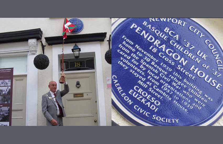 Acto de develación de la placa en la casa Pendragon de Caerleon, Newport; y detalle de la placa (fotos South Wales Argus)