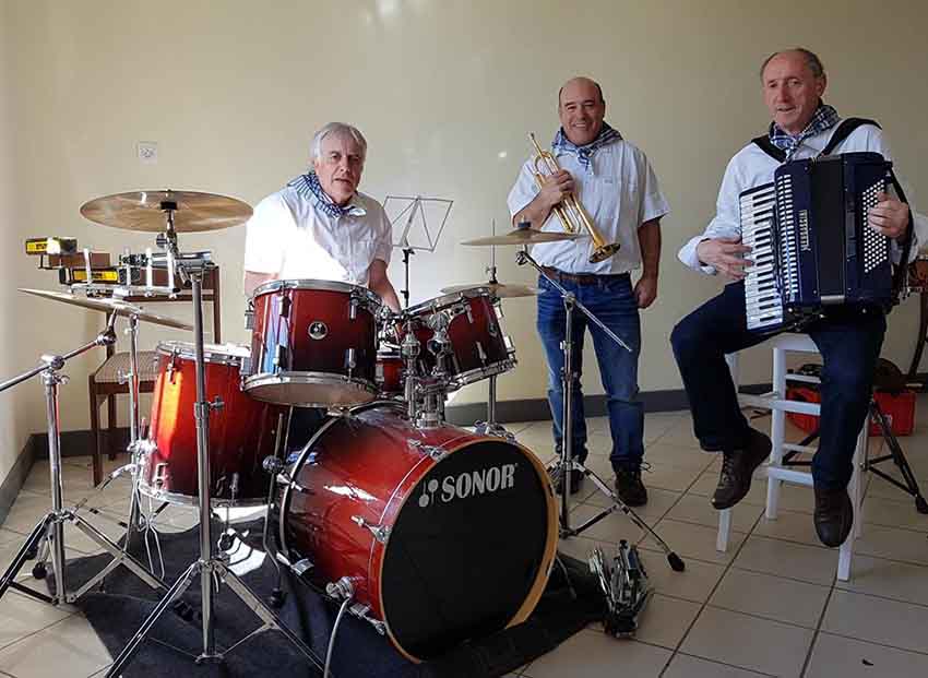 De izda a drcha: Beñat Chaubadindeguy, Jean Louis Bergara y Battite Garat tocarán este agosto en Saint Pierre y Miquelon y Placentia, Terranova